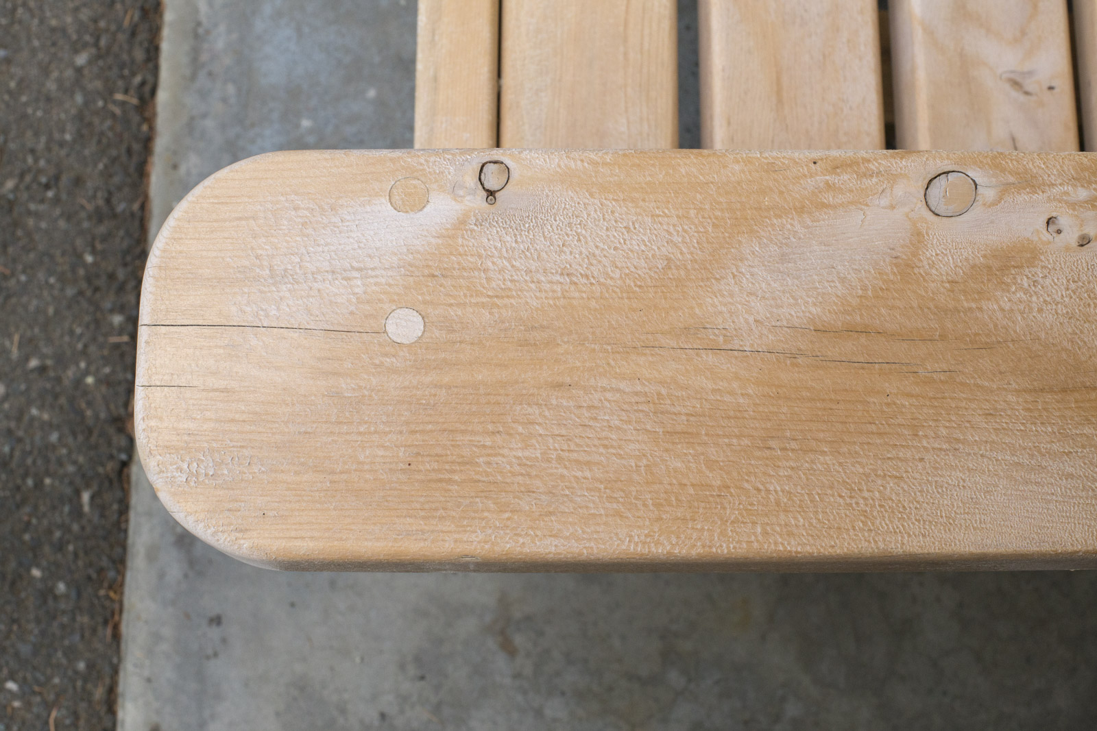 How to Refinish a Weathered Bench Using DIY Methods