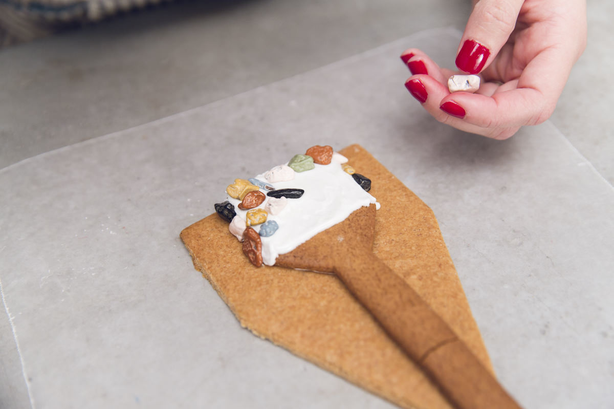 decorating gingerbread chimney decorating gingerbread chimney
