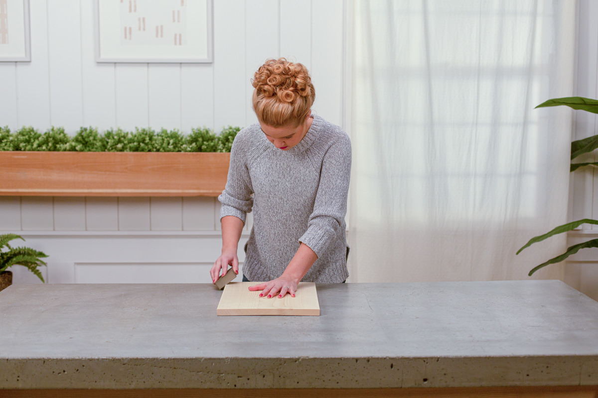 use sanding sponge on wooden board use sanding sponge on wooden board