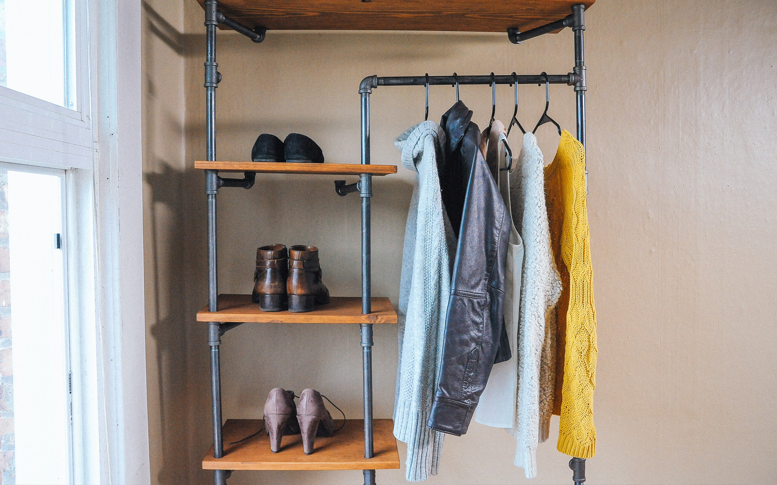 Hang shelves/closet house with metal studs