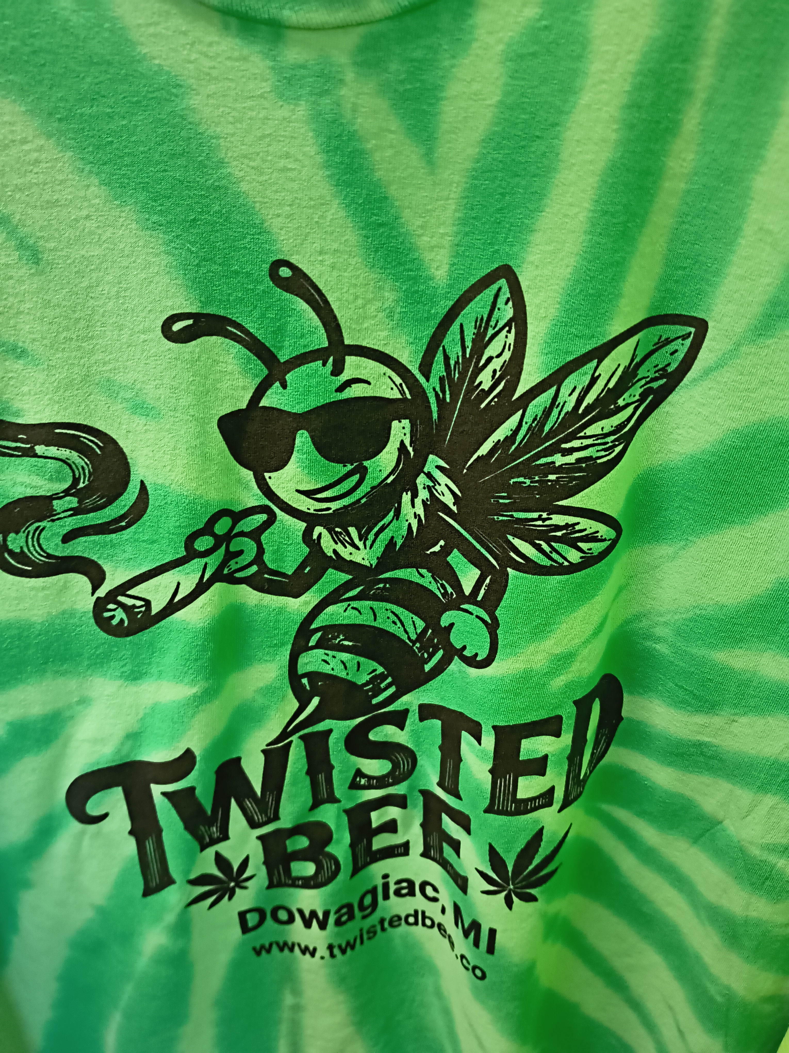 Smoking Bee | T-Shirt | Kelly Green Tie-Dye | XL
