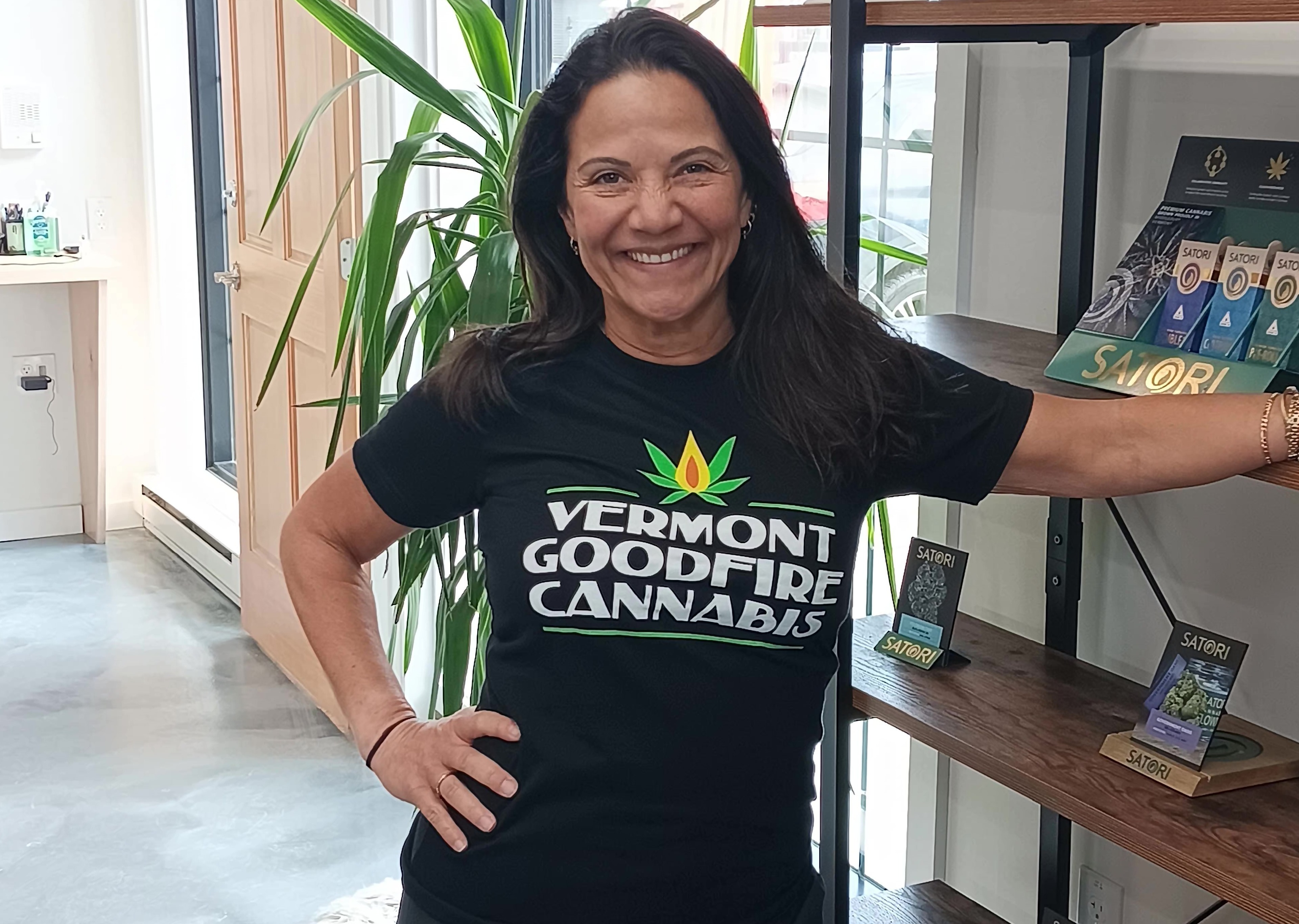 T-Shirt (XS) - VT Goodfire Cannabis (Black)