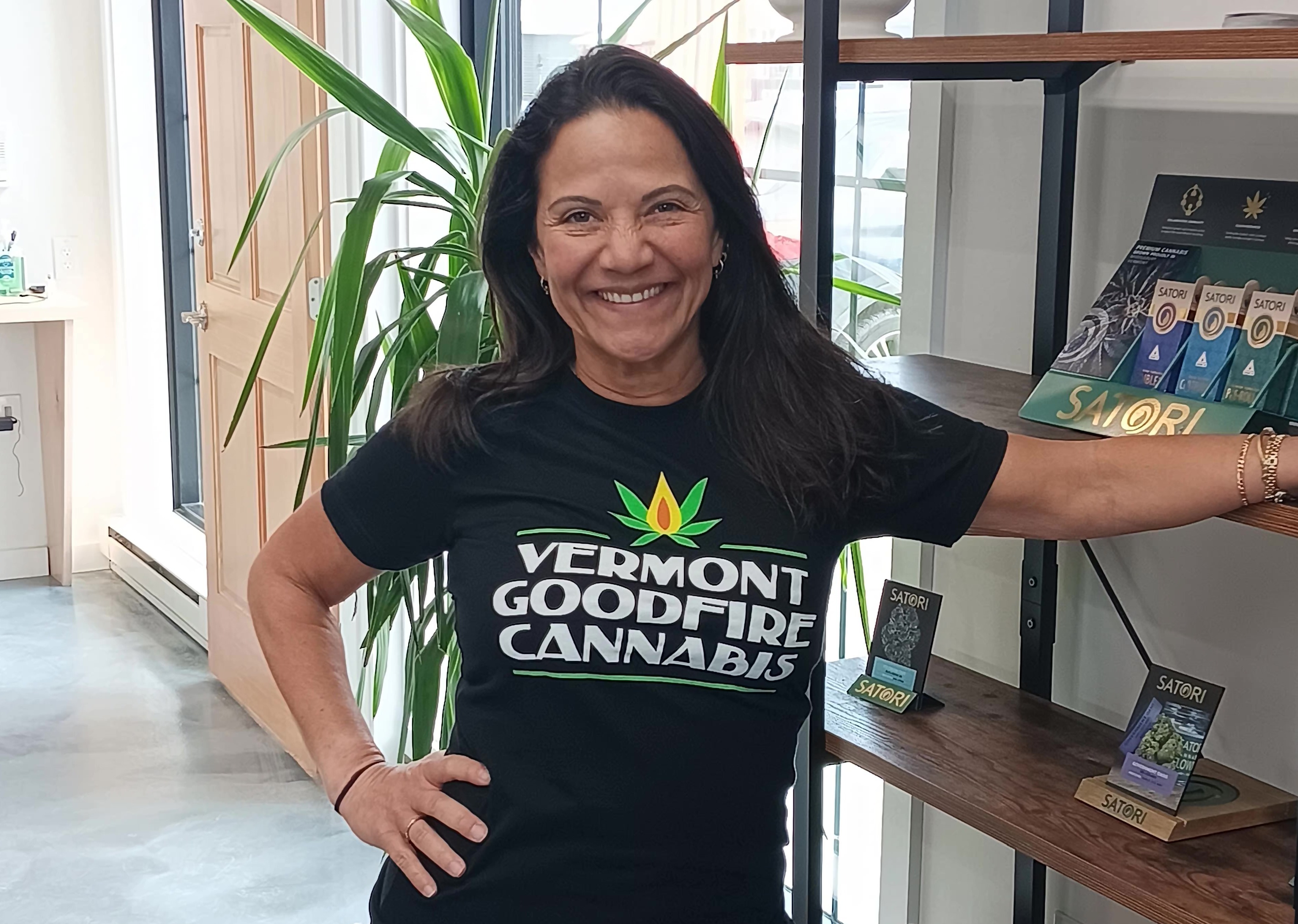 T-Shirt (S) - VT Goodfire Cannabis (Black)