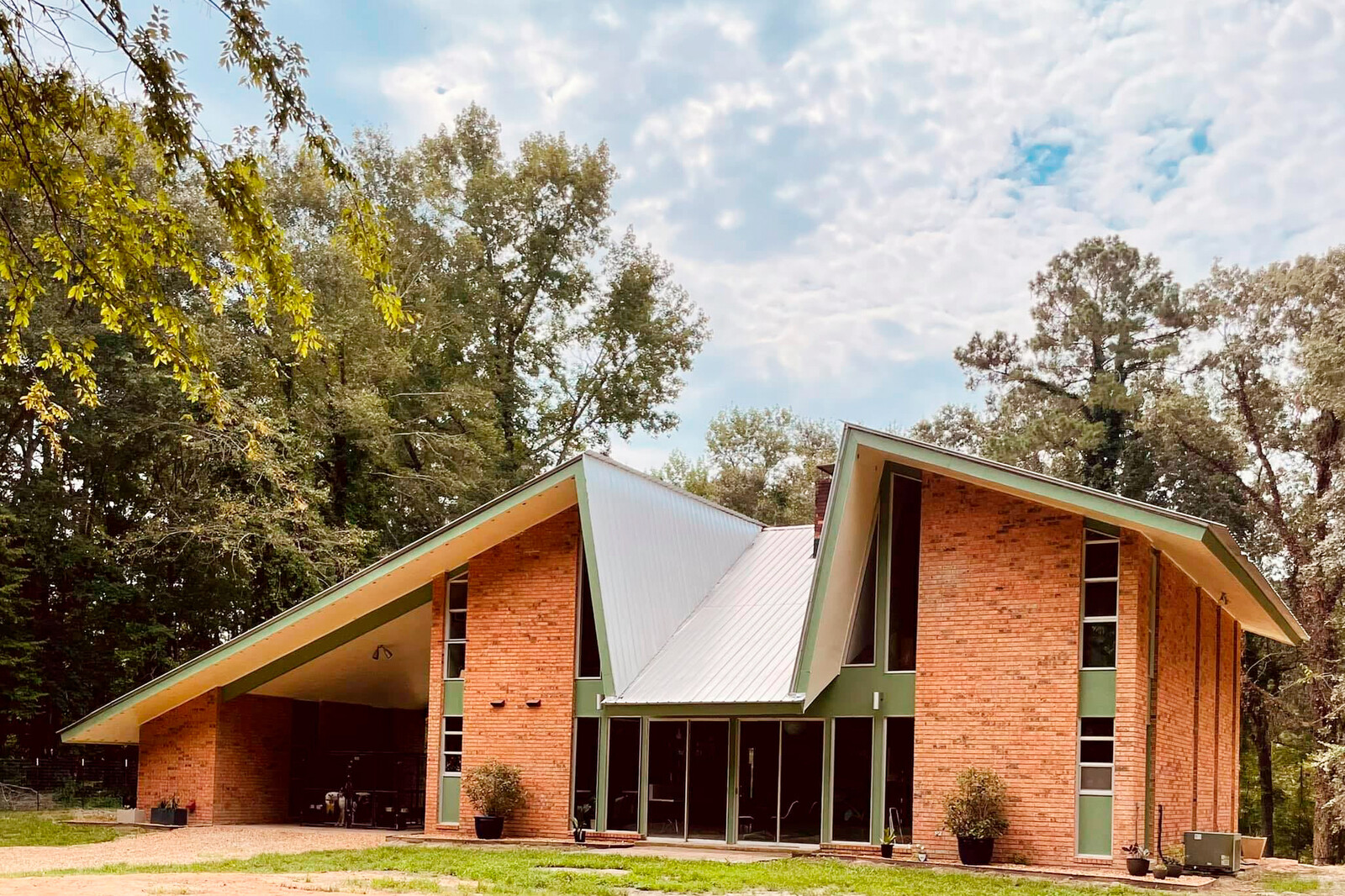 After Mellanie Silva bought this Texas midcentury, she learned its design might be based off a home 20th-century architect Harry Weese designed for his family. But there’s no official record to prove it.