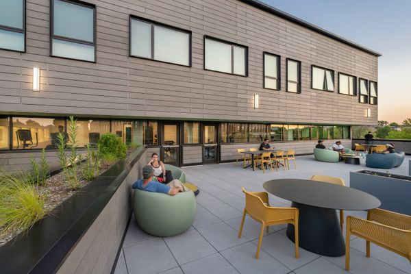 <span style="font-family: Theinhardt, -apple-system, BlinkMacSystemFont, &quot;Segoe UI&quot;, Roboto, Oxygen-Sans, Ubuntu, Cantarell, &quot;Helvetica Neue&quot;, sans-serif;">A community terrace at Fifth City Commons, the result of P&amp;W and developer POAH winning the C40 Reinventing Cities competition in 2019.</span>