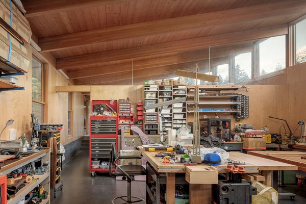 Wittman calls the couple a Jack and Jill of all trades due to their wide-ranging hobbies. In the workshop, there’s a glass-art studio and woodshop connected by a room for model making and storing collections.