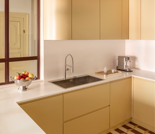 30 Years Later, They Reimagined Their Rome Apartment With a Glassy Central Kitchen