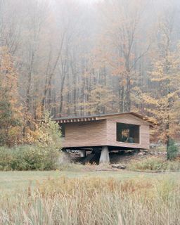 500-Million-Year-Old Boulders Prop Up This Small Cabin in New York