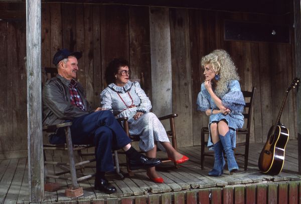 Dolly photographed at Dollywood with her father, Robert, and mother, Avie, in 1987.