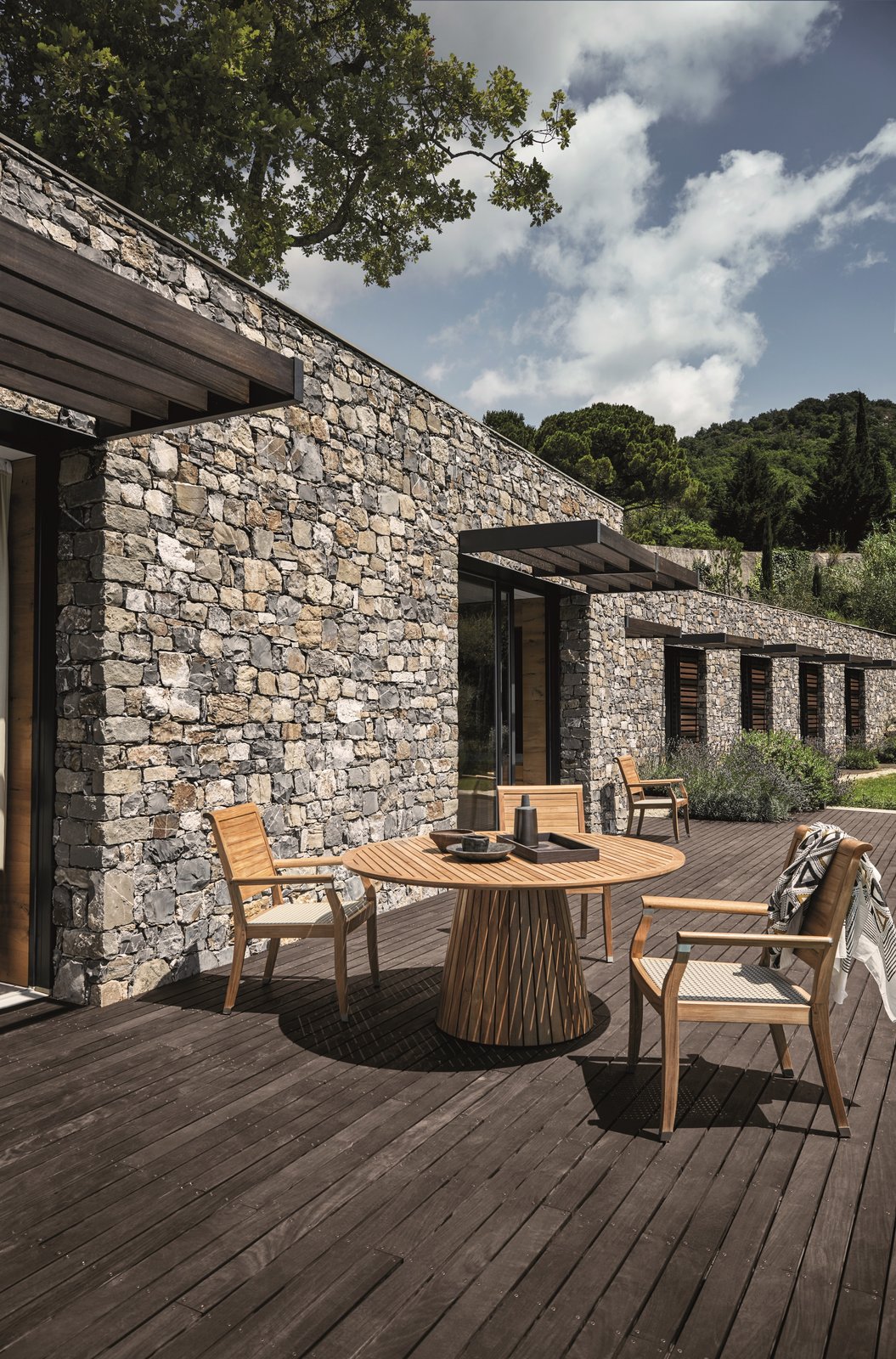 The curvilinear lines and caned wicker seats of the Arlington collection reference British colonial style. Man-made wicker offers an authentic caned look with all the benefits of a modern material.