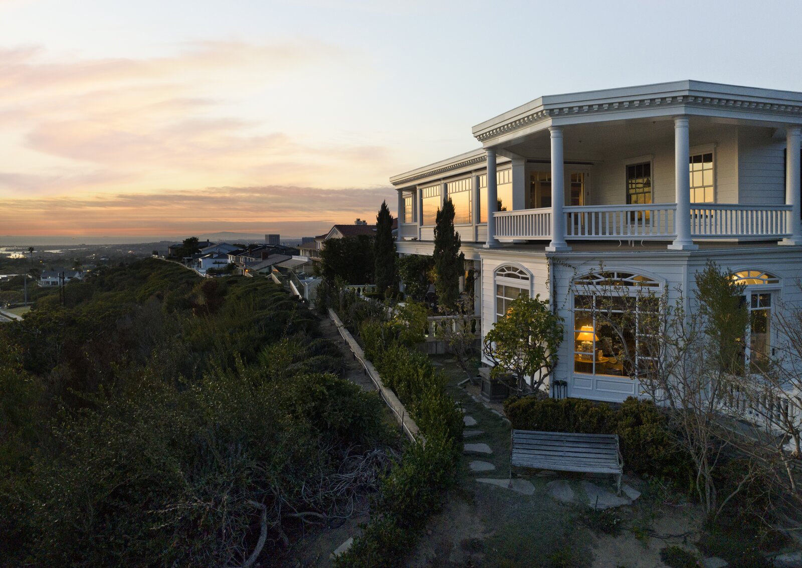 Photo 10 of 11 in Corona del Mar home boasting ocean views lists for 13.7M by CompassCa Dwell