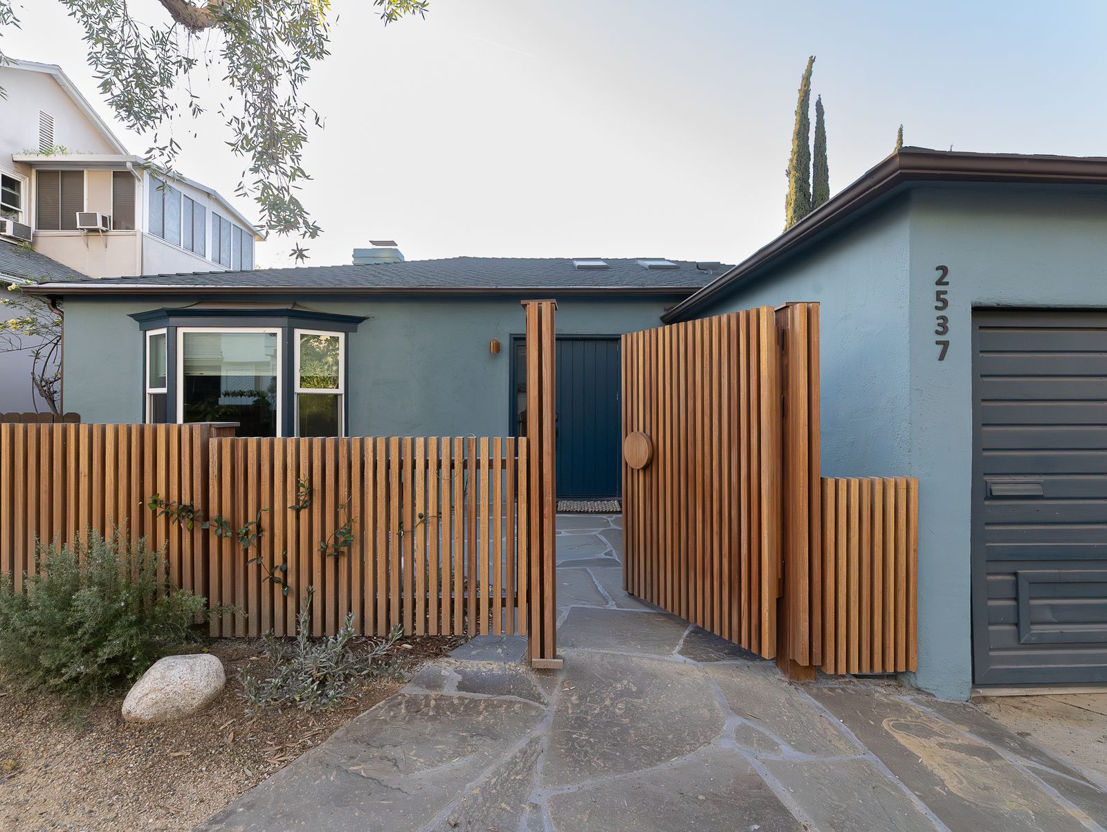 Reimagined Silver Lake Home (16 Photos)