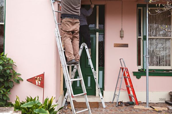HOW TO KNOW WHEN A JOB REQUIRES A HANDYMAN OR A TRADESPERSON