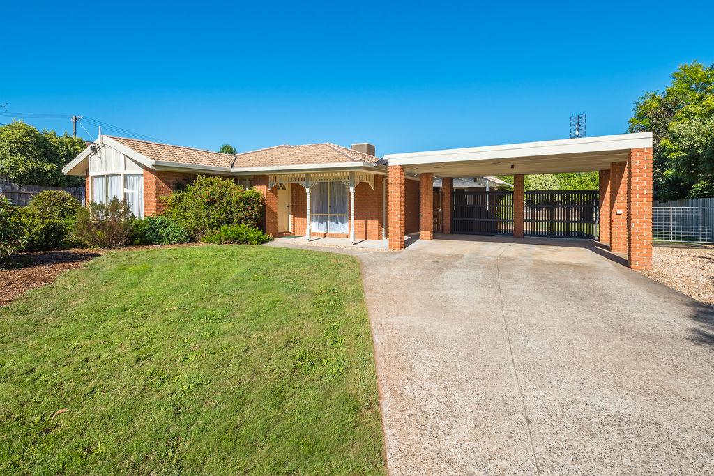 15 Stuart Drive, Woodend