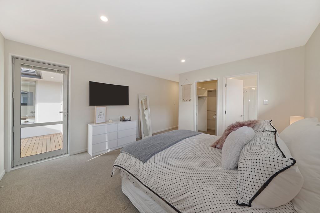 BURWOOD'S BEST ON KINGSBRIDGE WEST property photo 3