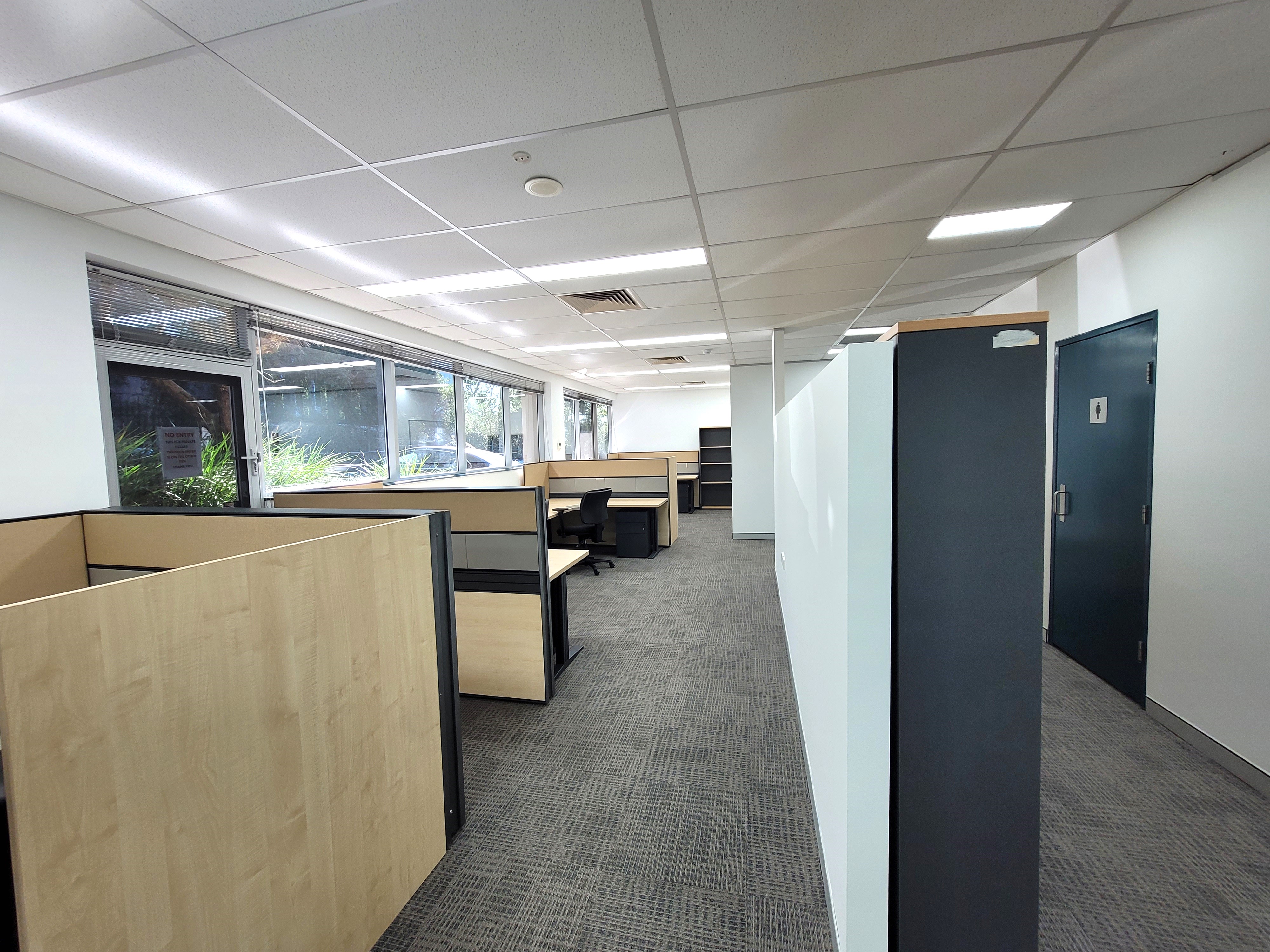 FOYER LEVEL - FURNISHED 151M2 OFFICE + 5 CAR SPACES AVAILABLE.