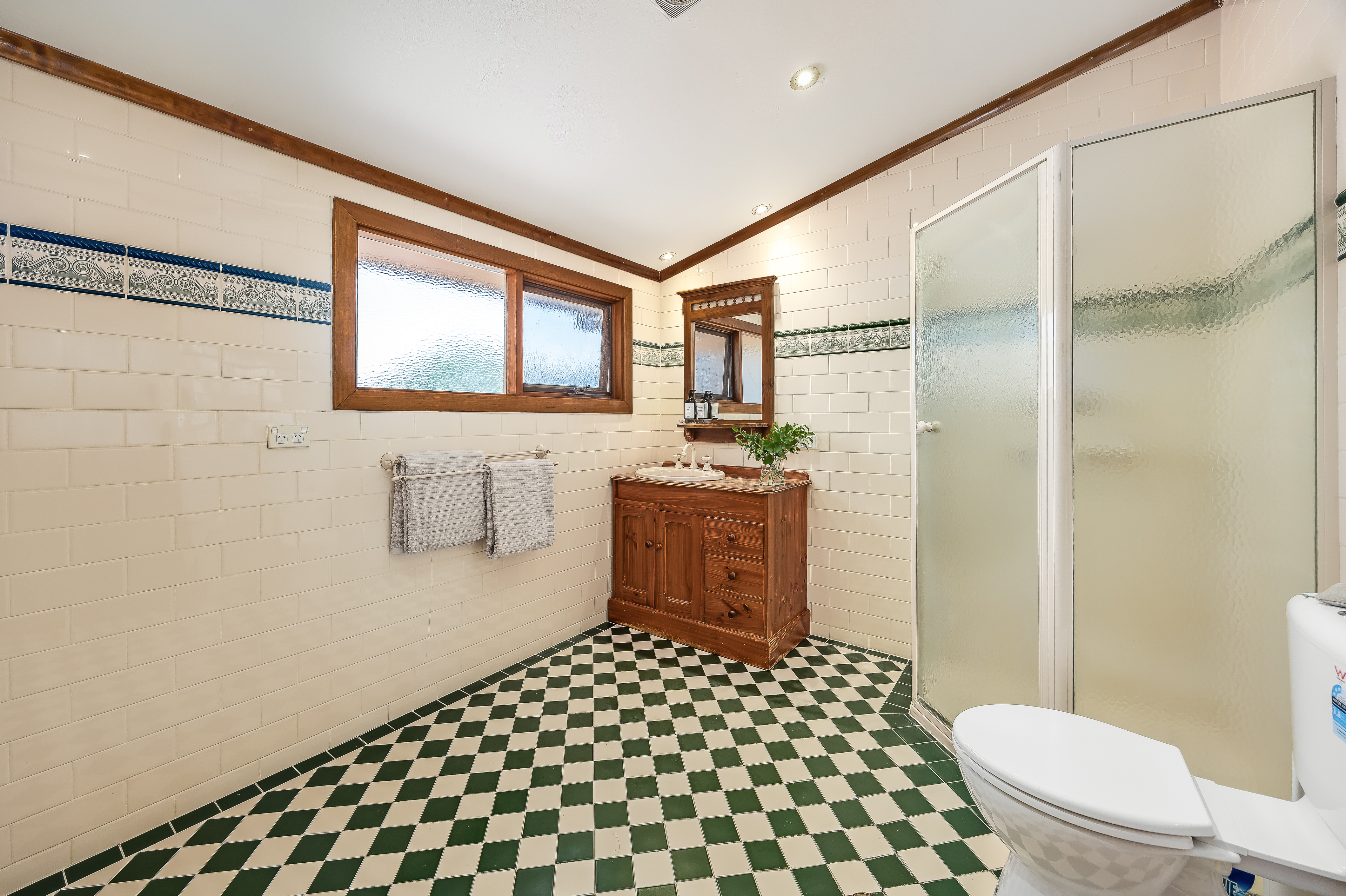 6  Webb Avenue , Glenside