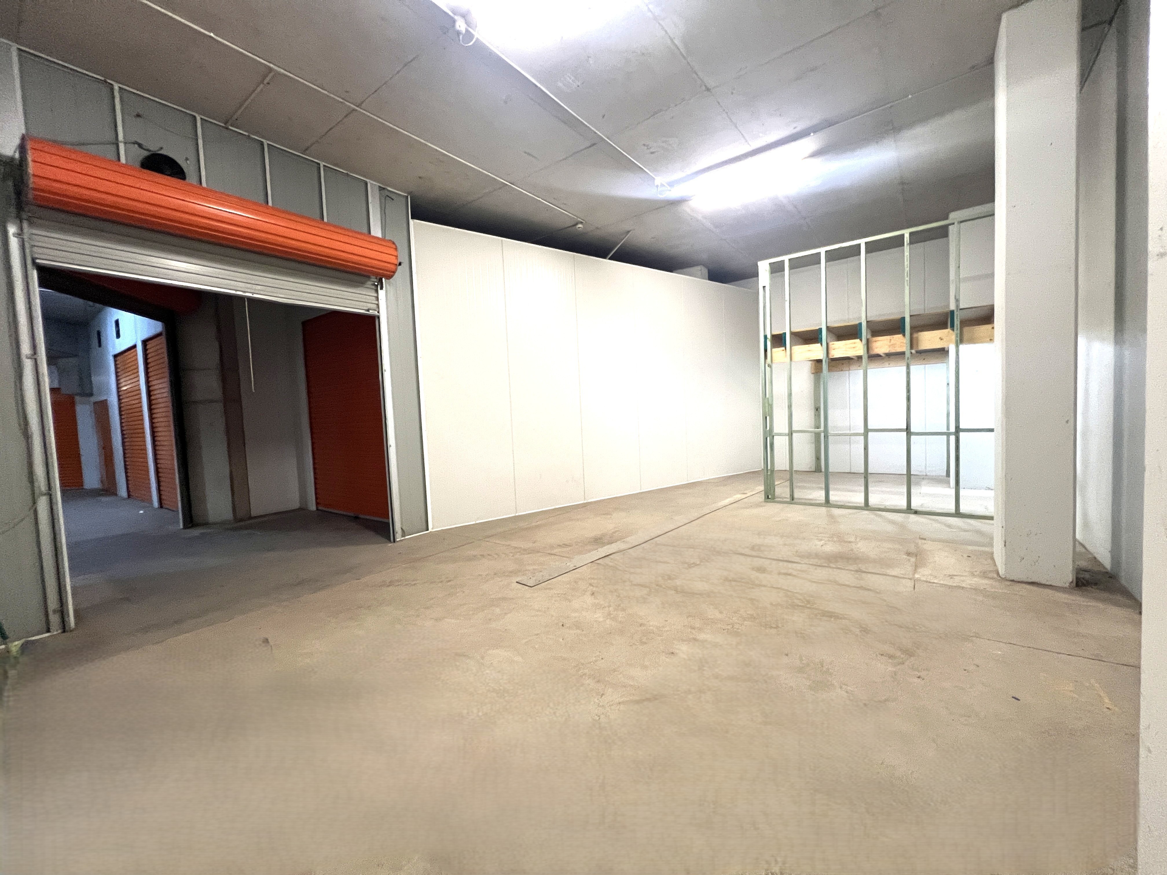 20m2 & 55m2 STORAGE LOT FOR LEASE - Drive in / Bonus Mezz