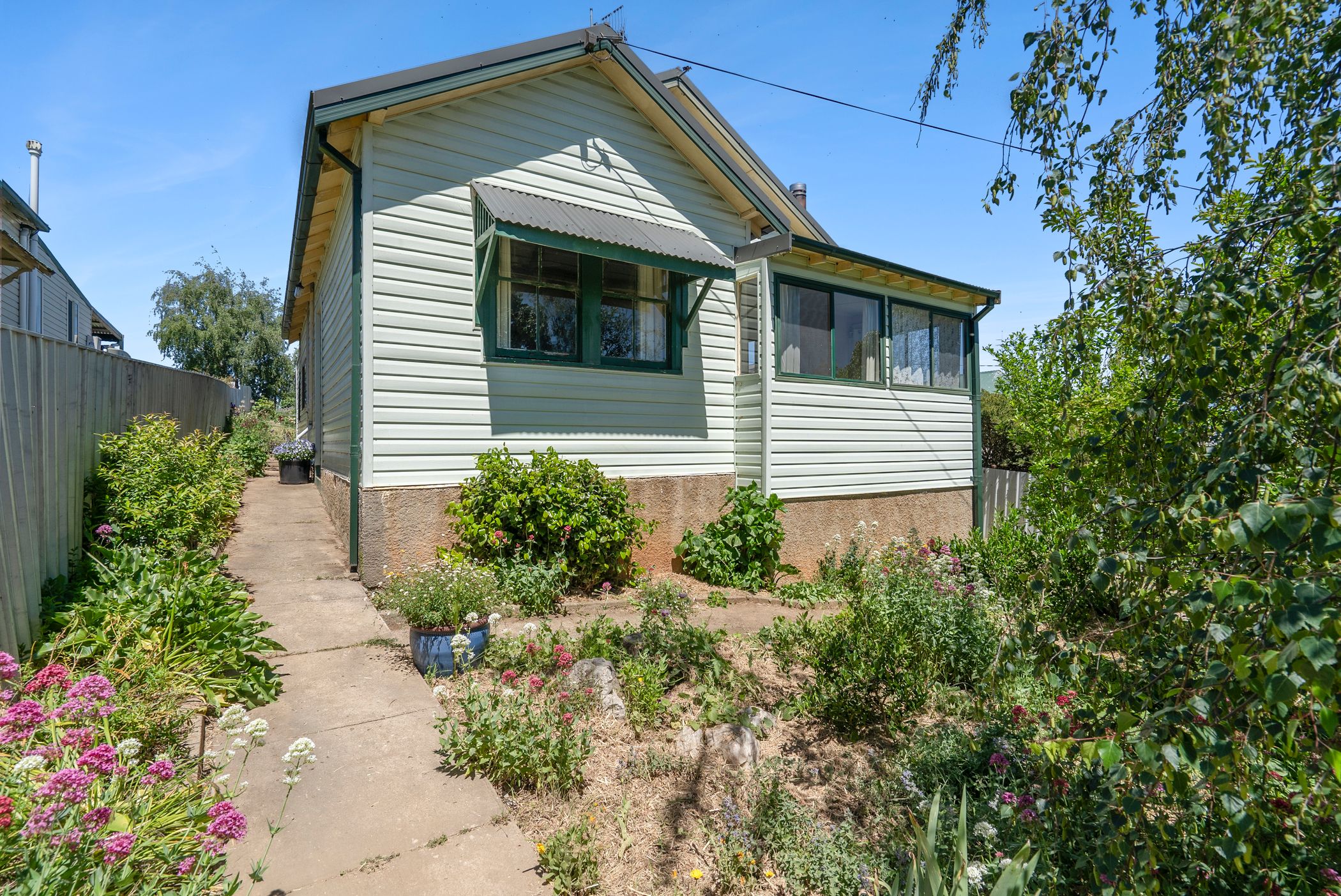 I highly recommend Robyn Duncombe, Robyn is amazing with an incredible market insight.