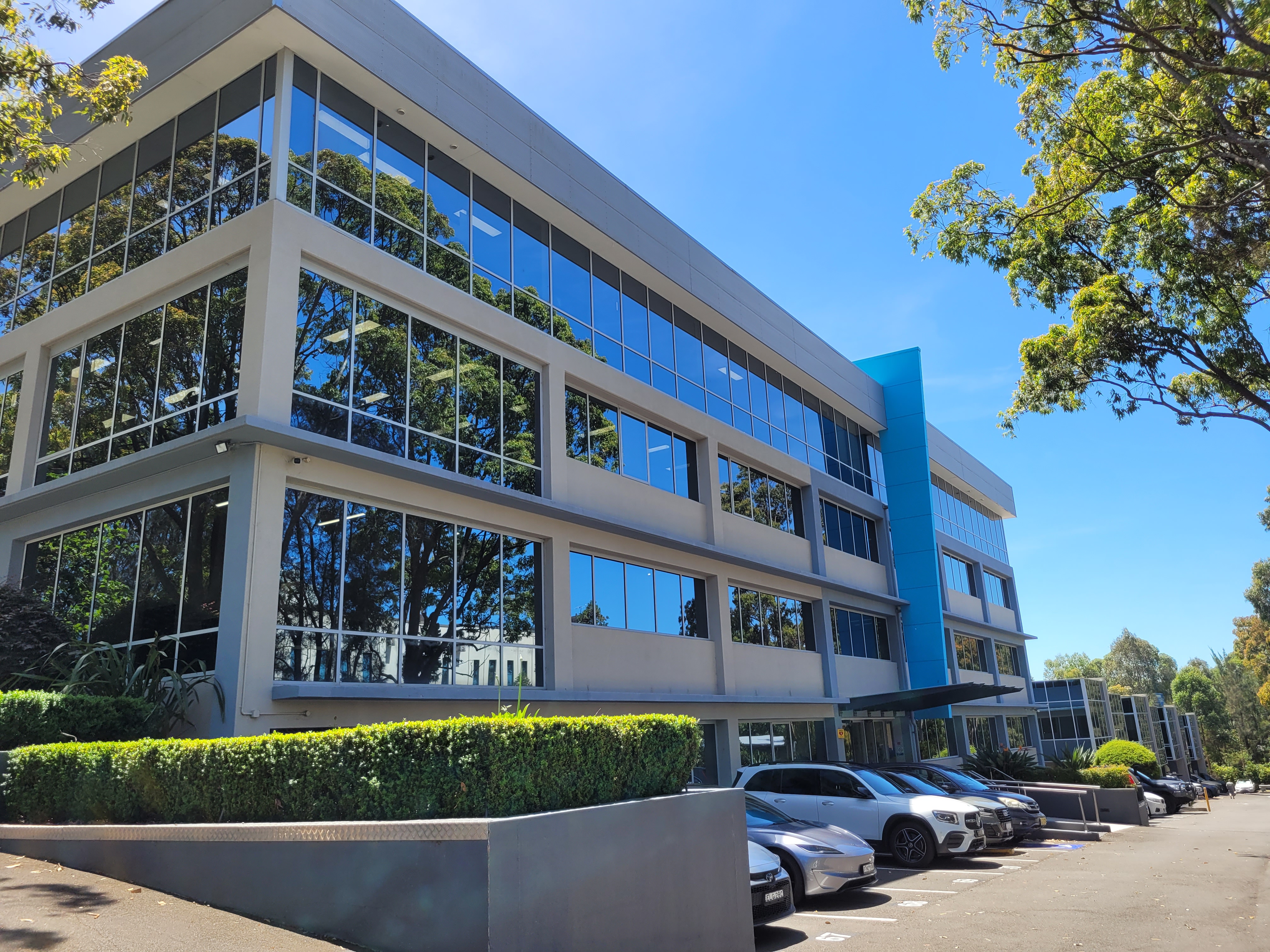 LEASE OR BUY - FOYER FURNISHED 151M2 OFFICE + 5 CAR SPACES!!