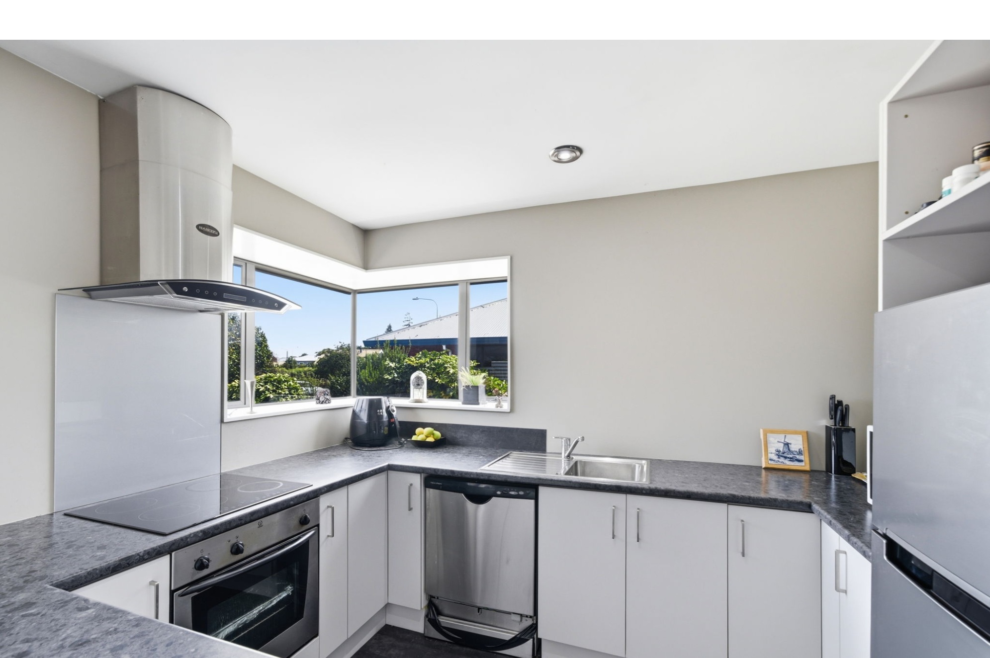 Home + Huge Garage = Endless Potential property photo 4