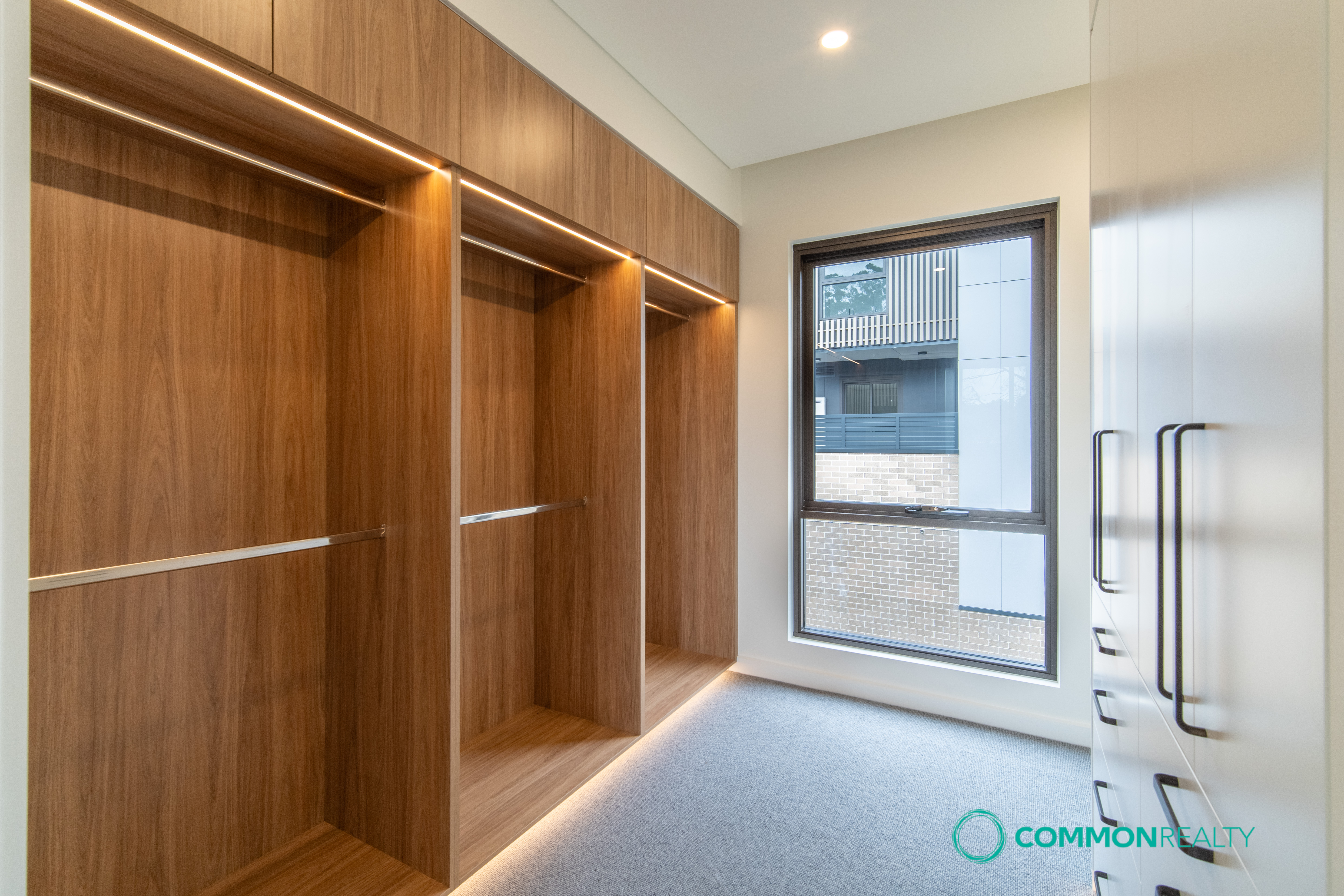 Modern 3 Bedroom Townhouse Living at Greenview - photo 4