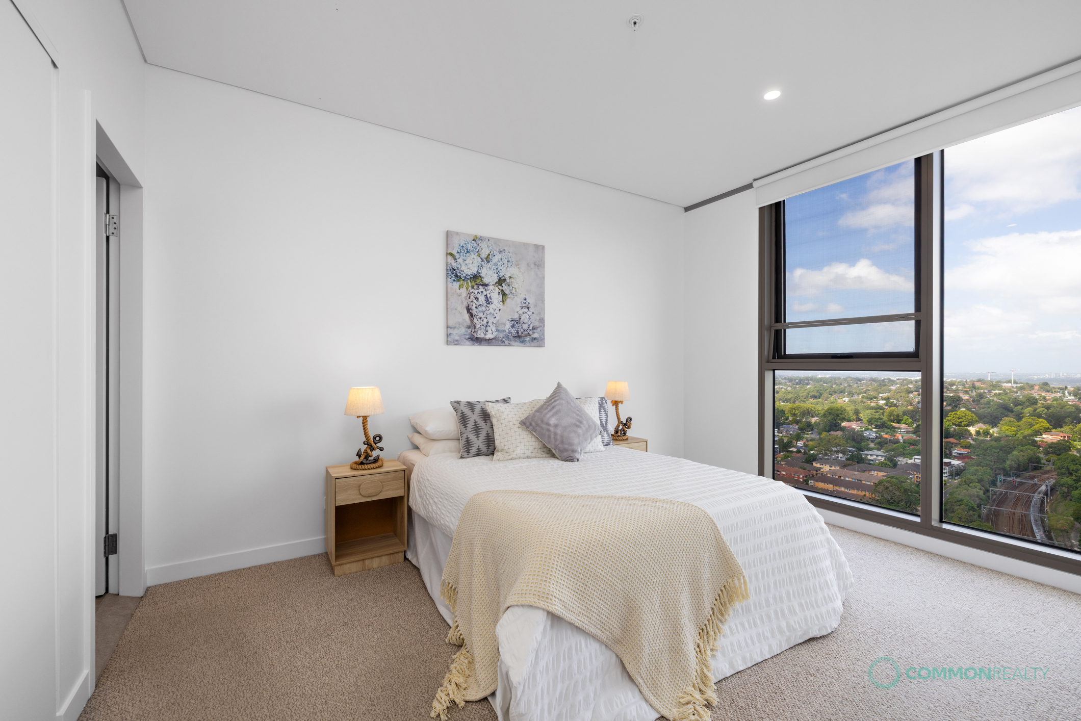 Sky-High Sophistication: Panoramic Vistas from the 19th Floor - photo 5
