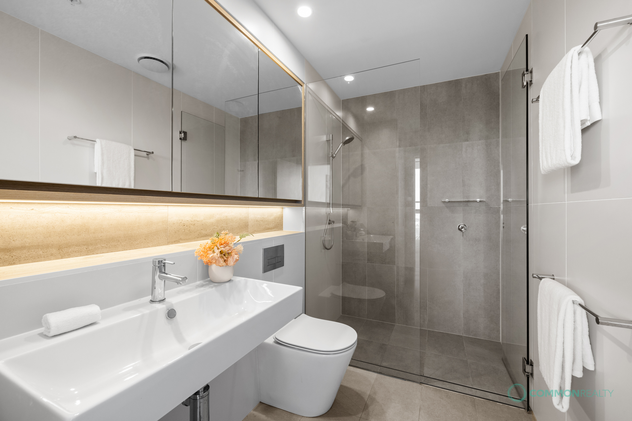 Sky-High Sophistication: Panoramic Vistas from the 19th Floor - photo 6