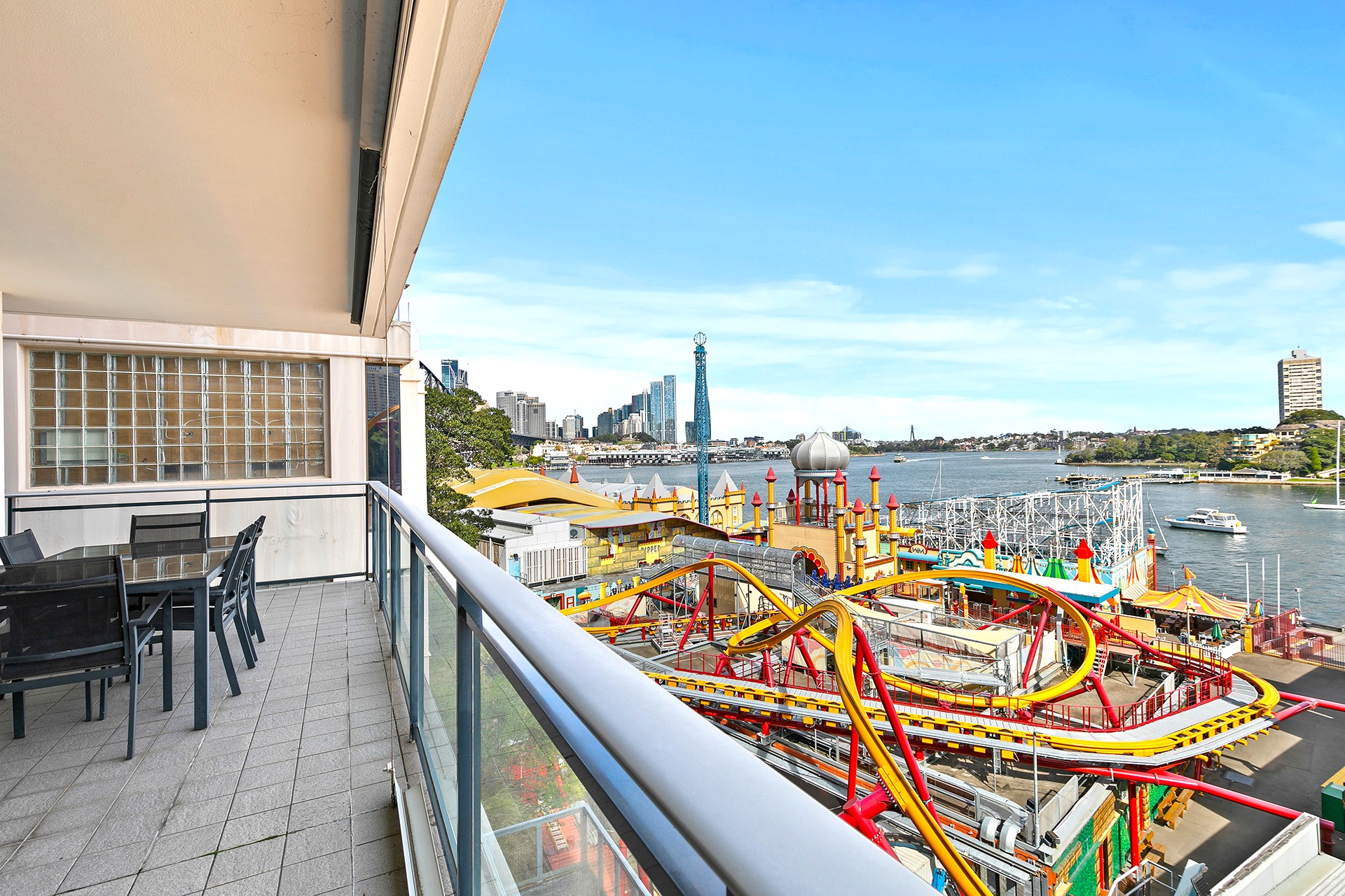 MILSONS POINT HARBOUR BEAUTY!