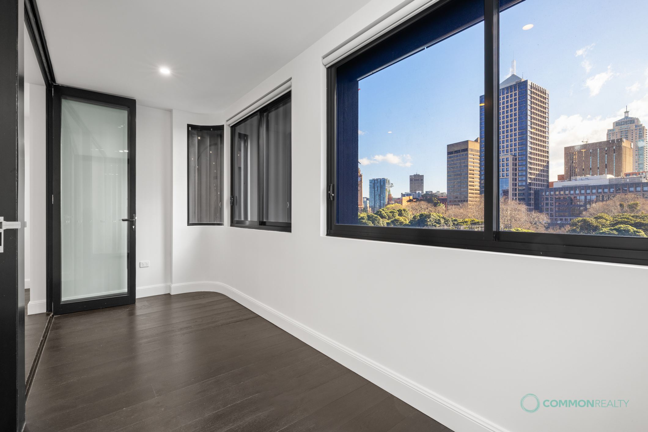 Stylish Surry Hills Living with Parking in a Prime City-Fringe Address - photo 6