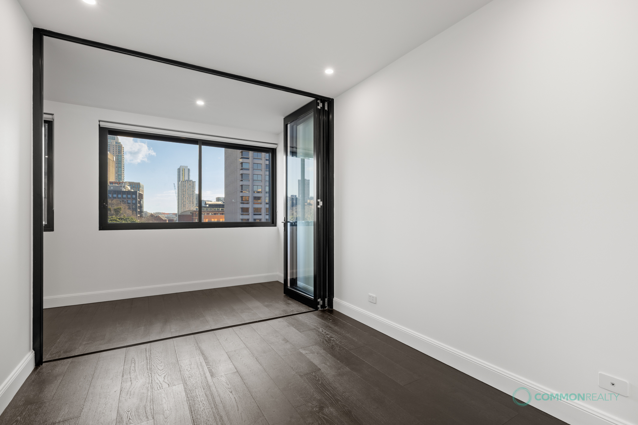 Stylish Surry Hills Living with Parking in a Prime City-Fringe Address - photo 8