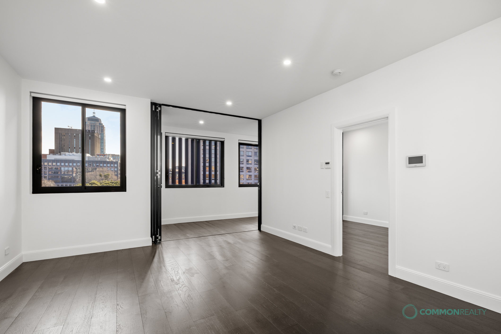 Stylish Surry Hills Living with Parking in a Prime City-Fringe Address - photo 4