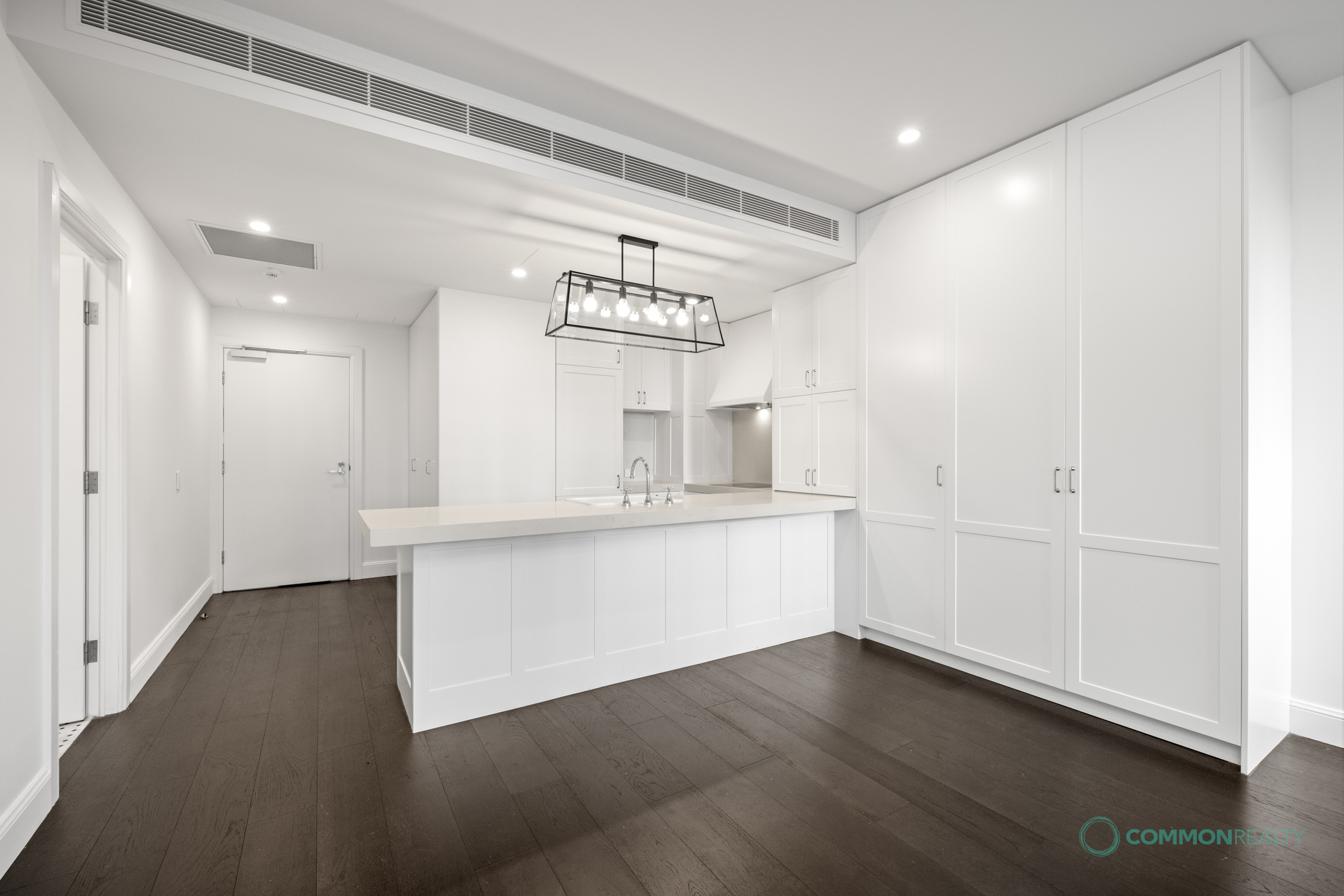 Stylish Surry Hills Living with Parking in a Prime City-Fringe Address - photo 9