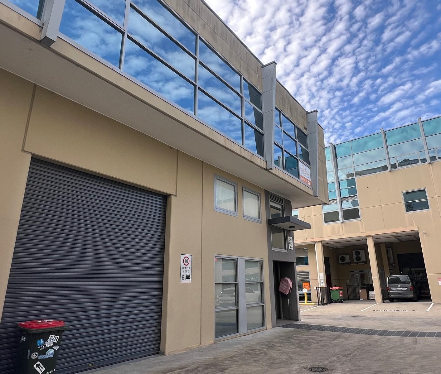 FOR LEASE - OFFICE/WAREHOUSE - 157m2 (approx.)