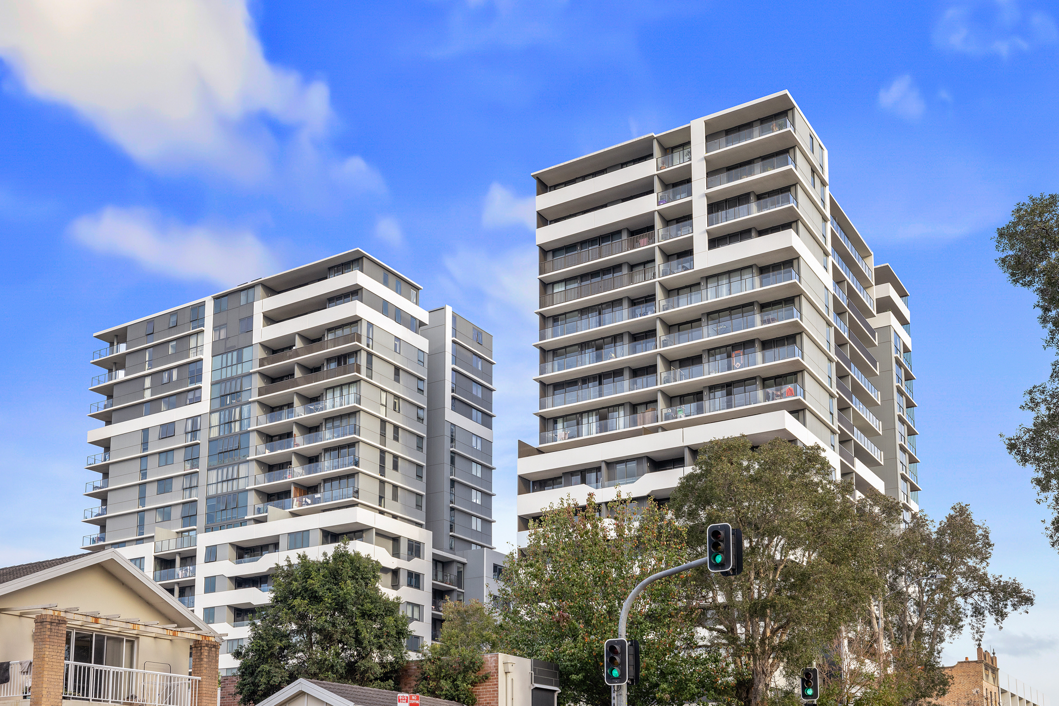 Luxurious East-Facing Penthouse with Panoramic City Views in the Heart of Epping - photo 10