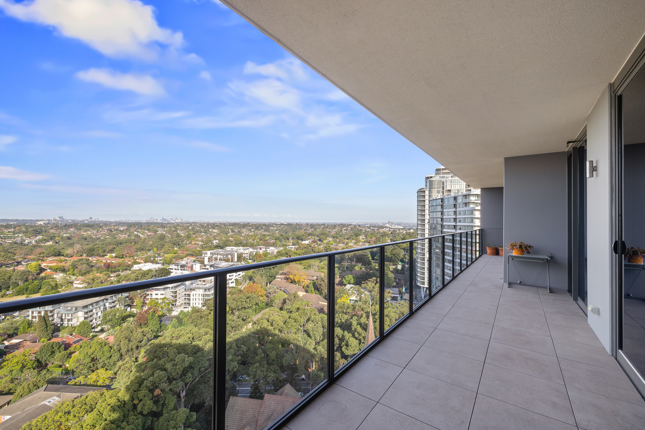 Luxurious East-Facing Penthouse with Panoramic City Views in the Heart of Epping - photo 9