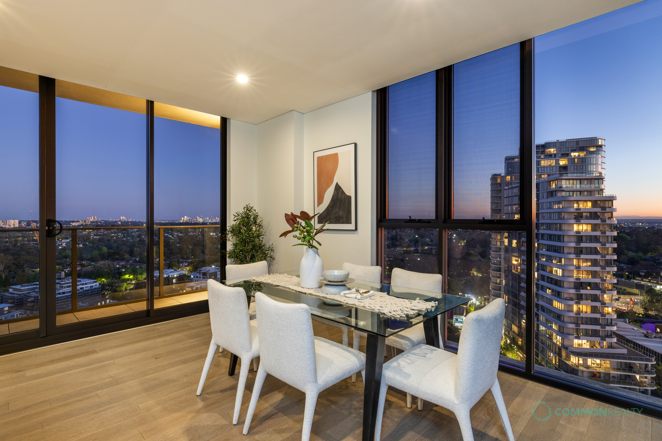 Luxurious East-Facing Penthouse with Panoramic City Views in the Heart of Epping - photo 4
