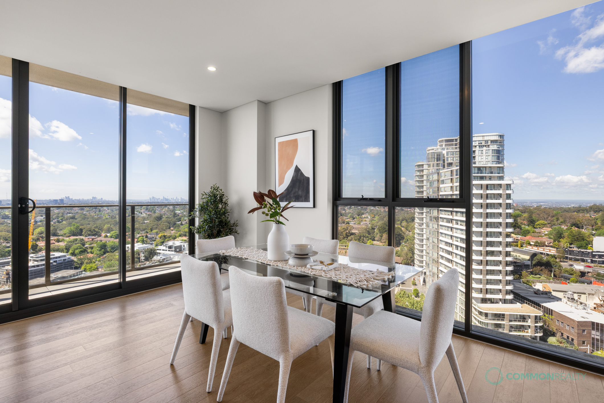 Luxurious East-Facing Penthouse with Panoramic City Views in the Heart of Epping - photo 2
