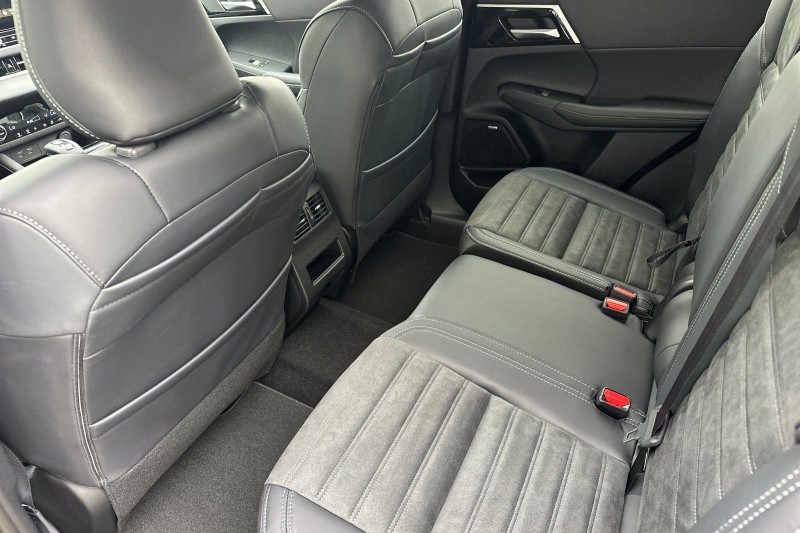 2025 Mitsubishi Outlander SE JA4J3VA82SZ048945