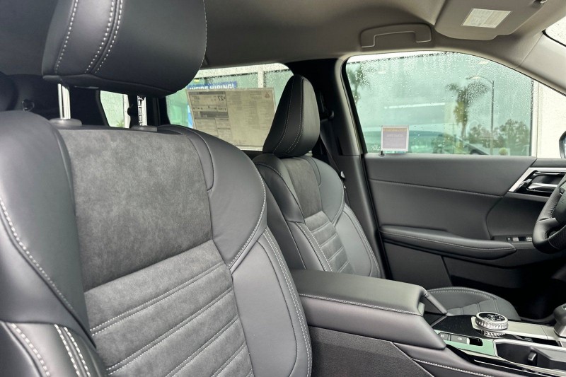 2025 Mitsubishi Outlander SE JA4J3VA82SZ048945