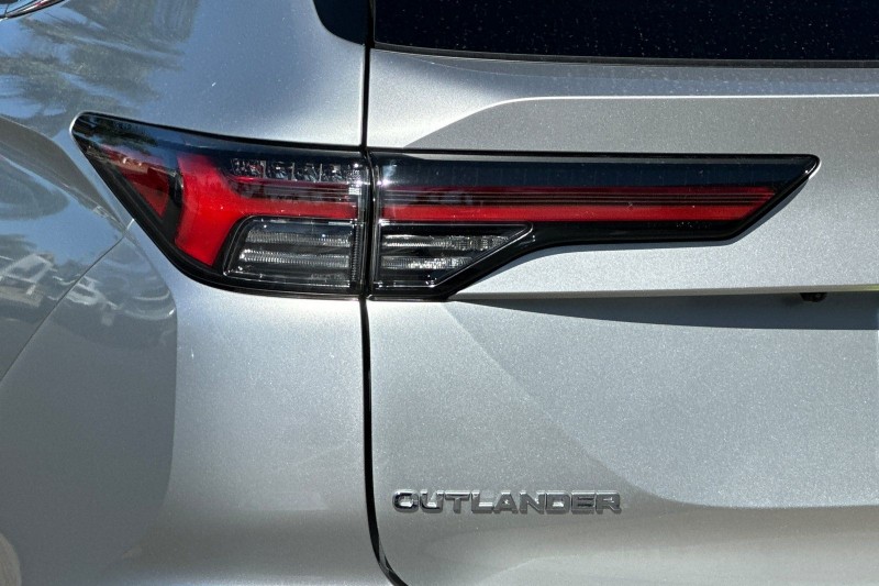 2025 Mitsubishi Outlander SE JA4J3VA83SZ048002
