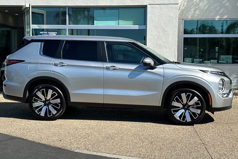 2025 Mitsubishi Outlander SE JA4J3VA83SZ048002
