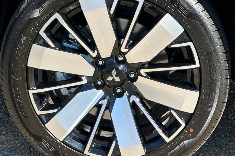 2025 Mitsubishi Outlander SE JA4J3VA83SZ048002