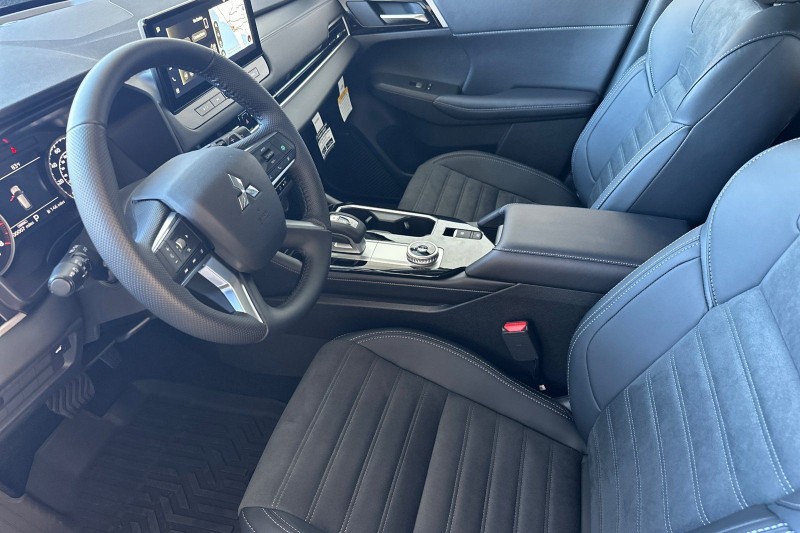 2025 Mitsubishi Outlander SE JA4J3VA83SZ048002