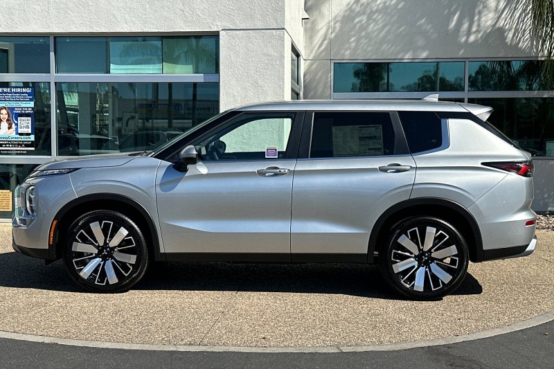 2025 Mitsubishi Outlander SE JA4J3VA83SZ048002
