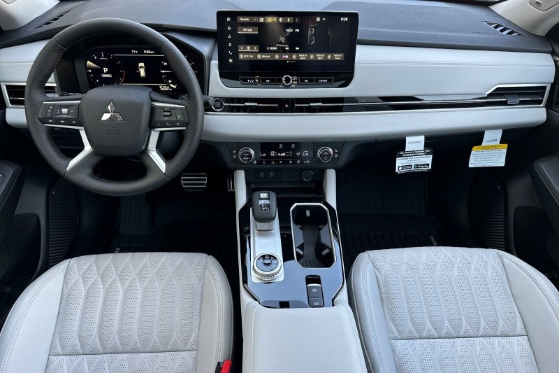 2025 Mitsubishi Outlander SEL - Photo 12