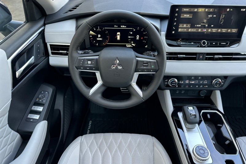 2025 Mitsubishi Outlander SEL - Photo 13