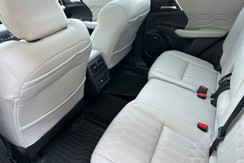2025 Mitsubishi Outlander SEL - Photo 11