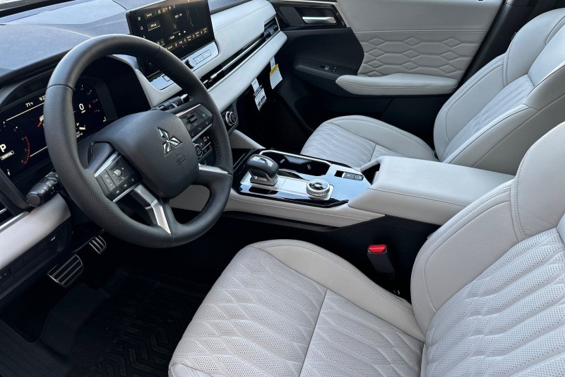 2025 Mitsubishi Outlander SEL - Photo 9
