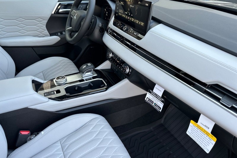 2025 Mitsubishi Outlander SEL - Photo 15